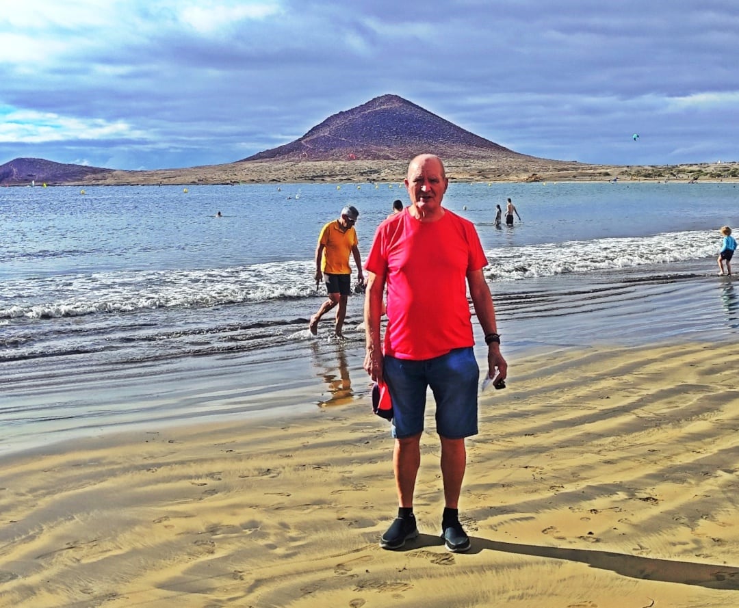 El eldense Fernando Cabrera en una playa de Tenerife