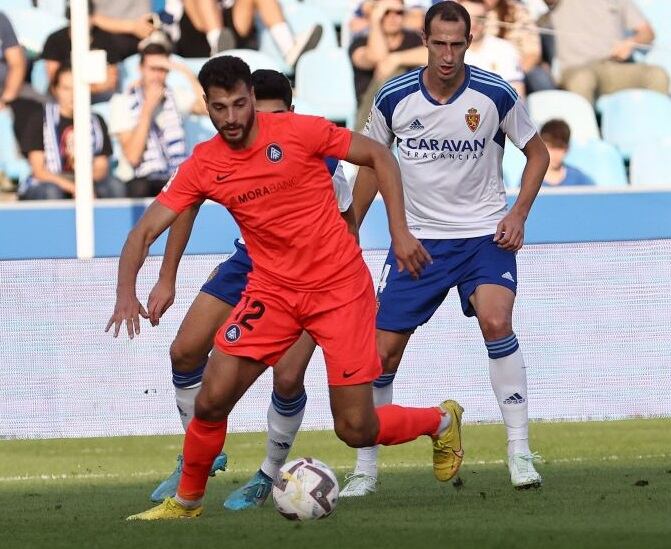 Sinan Bajis protege el balón en el partido que jugó contra el real Zaragoza en La Romareda