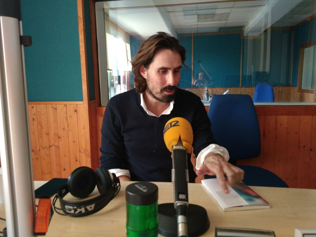 Juanma Brun en los estudios de Hoy por Hoy Cantabria.