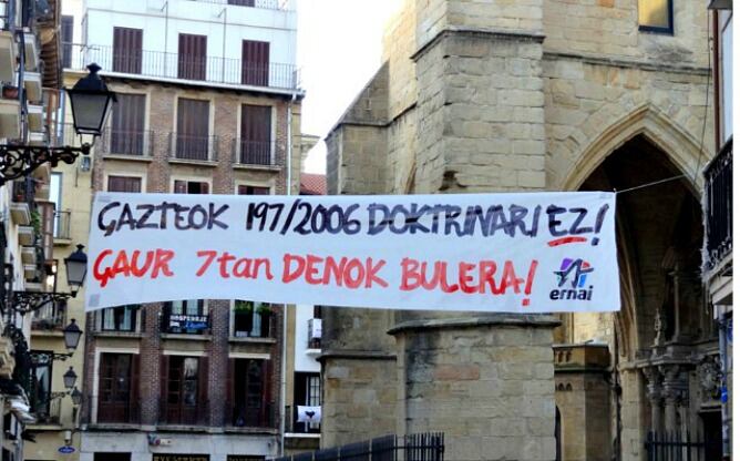 Pancarta en la calle Narrika de la Parte Vieja