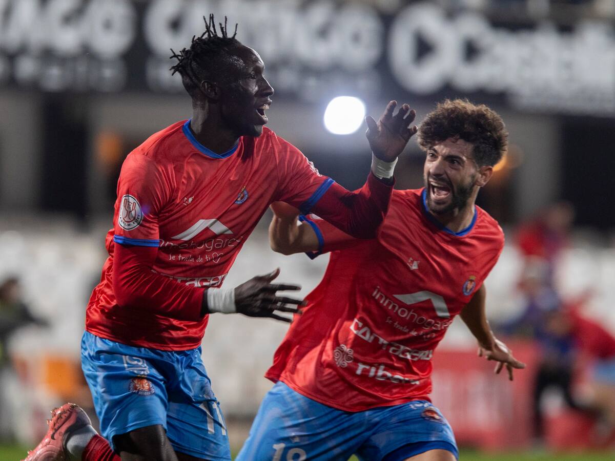 El presidente de Honor de la Deportiva Minera, Bienvenido Gallego, dice que "hubiera sido mejor poner un precio simbólico para los 400 abonados"