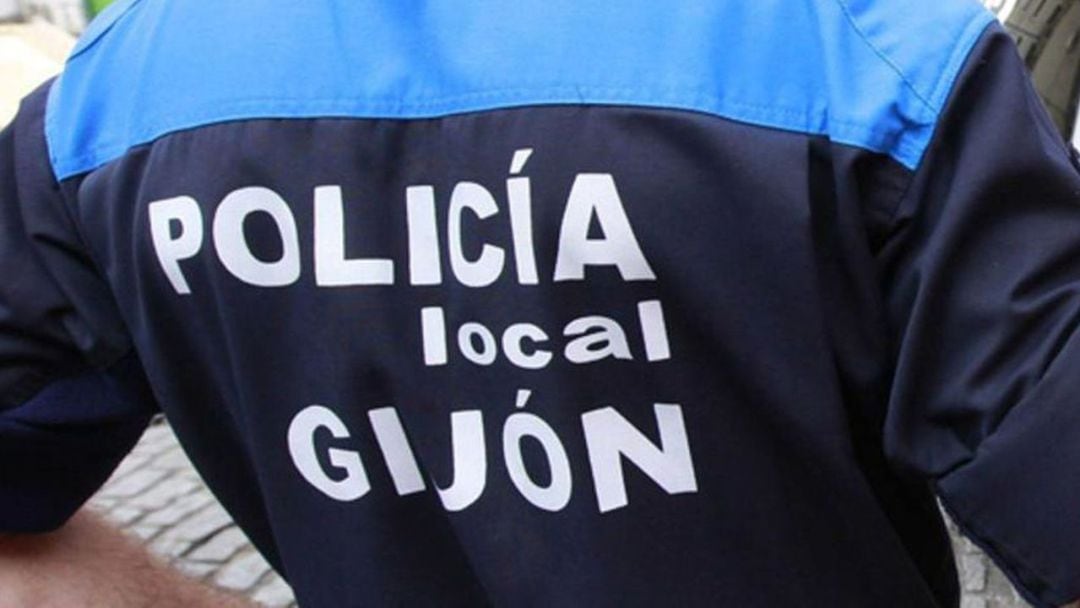 Un uniforme de la policía local de Gijón. 