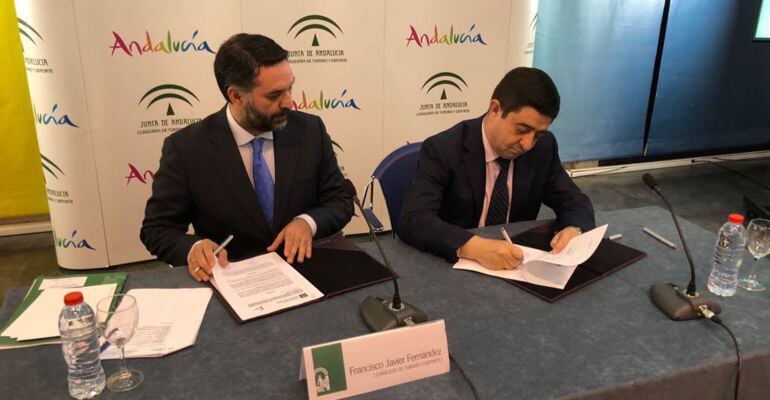 El consejero de Fomento, Francisco Javier Fernández (izquierda) y el presidente de la Diputación, Francisco Reyes, suscriben el convenio.
