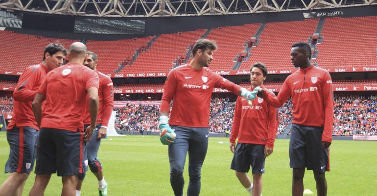 GRA167. BILBAO, 25/05/2015.- El jugador del Athletic de Bilbao, Iñaki Williams (d) y el portero Iago Herrerín (c), entre otros, en el campo de San Mamés donde el equipo prepara la final de la Copa del Rey contra el Barcelona F.C el próximo sábado. EFE/Luis Tejido