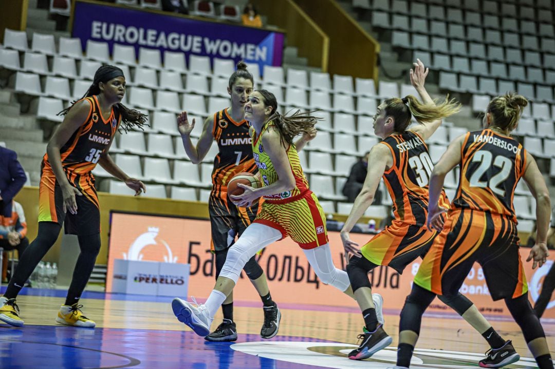 Vasic entrant a cistella davant Jones, Torrens, Stewart i Vandersloot.