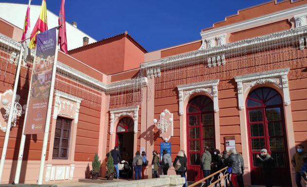 Esperas a la entrada del Antiguo Casino para visitar el belén y la feria del belén que ha abierto este lunes sus puertas