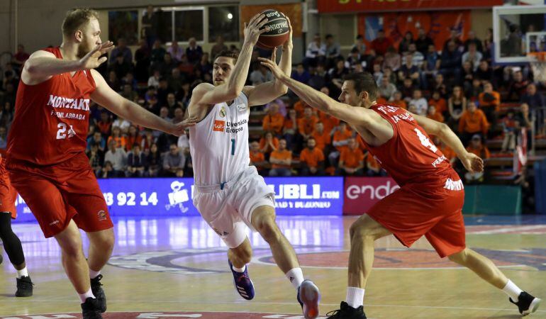 El jugador del Real Madrid Fabien Causeur (c), entra a canasta entre los jugadores del Montakit Fuenlabrada Przemek Karnowski (i), y Ian O&#039;Leary (d), durante el partido de la Liga Endesa de la pasada jornada.