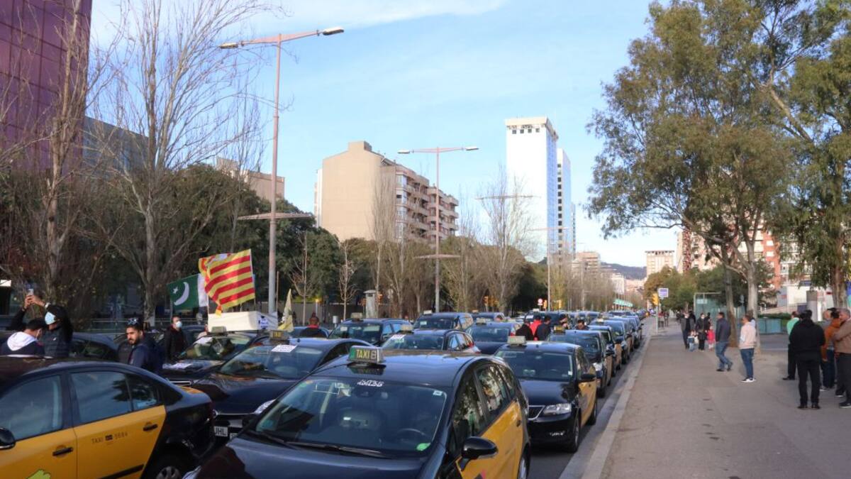 Centenars de taxistes es mobilitzen a Barcelona per poder instal·lar càmeres a l'interior dels vehicles