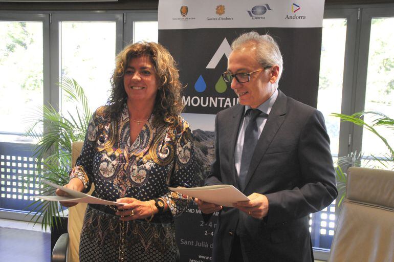 Gil i Camp durant la signatura del conveni, aquest dimarts al matí. 