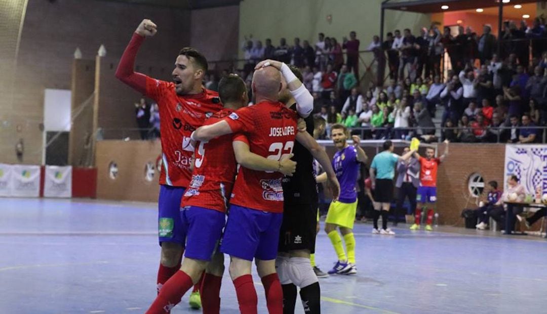 Los jugadores del Mengíbar FS celebran uno de los goles durante el partido.