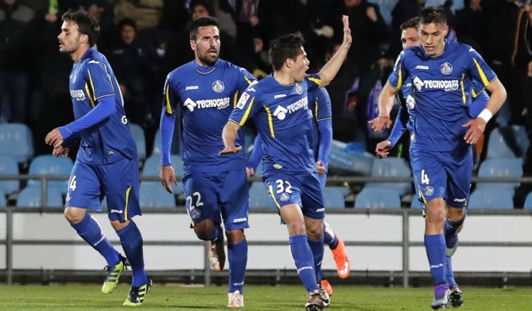 El defensa uruguayo del Getafe CF Emiliano Velázquez (d) celebra su gol junto a sus compañeros, durante el partido de la pasada jornada