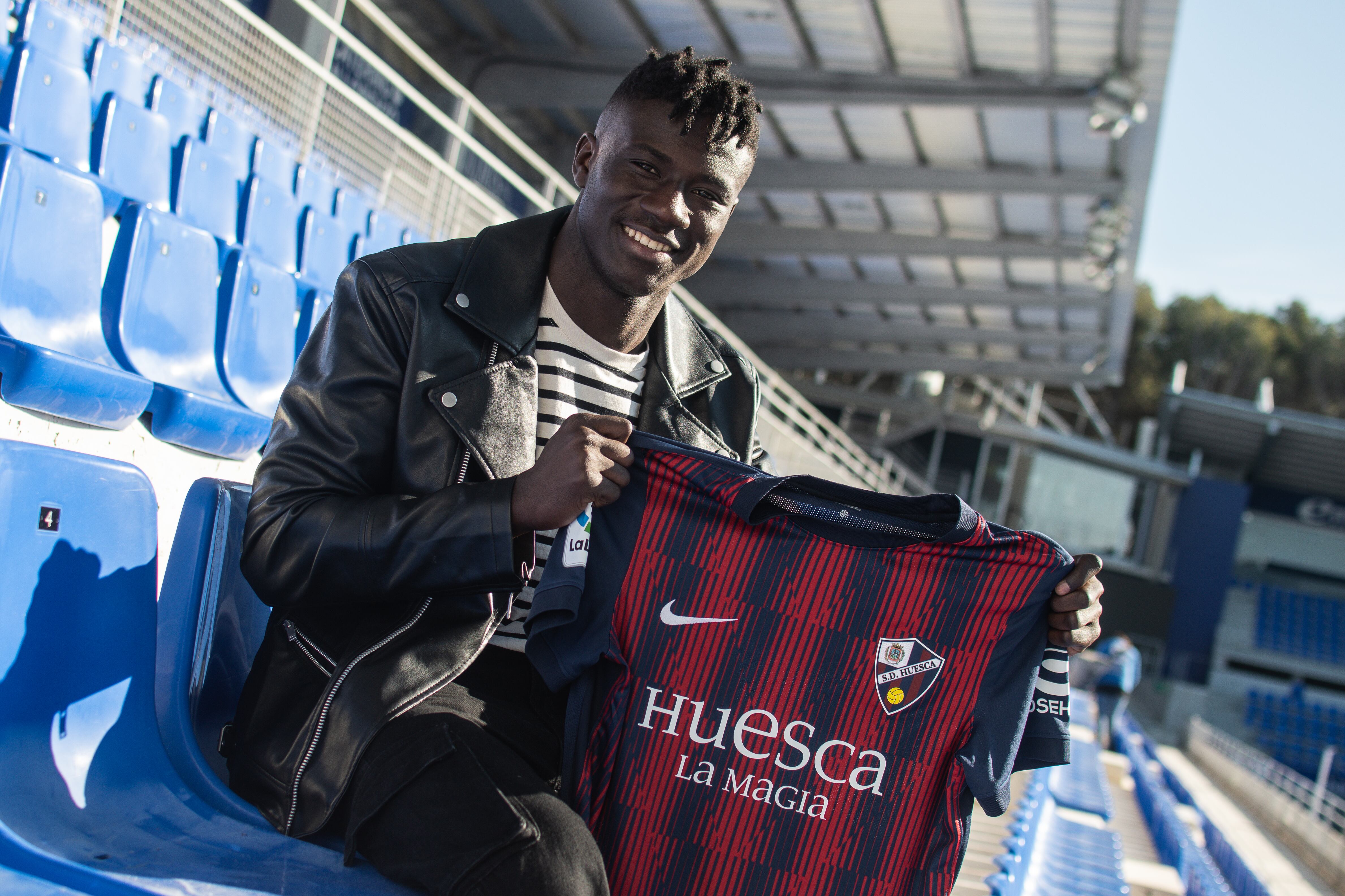 Samuel Obeng posa con la camiseta de la SD Huesca