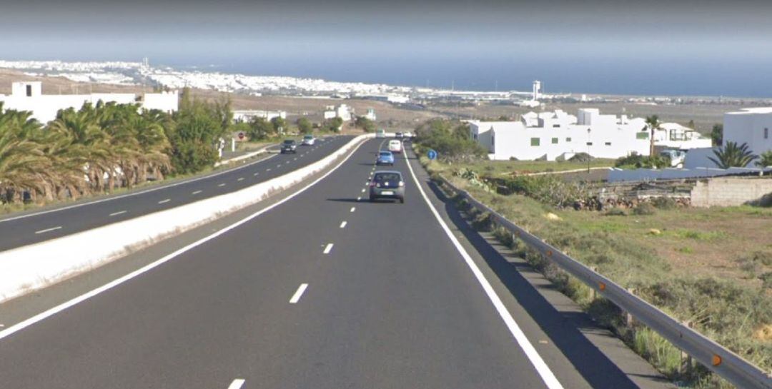 Carretera LZ-2 a su paso por el municipio de Tías, vía en la que se produjo el accidente.