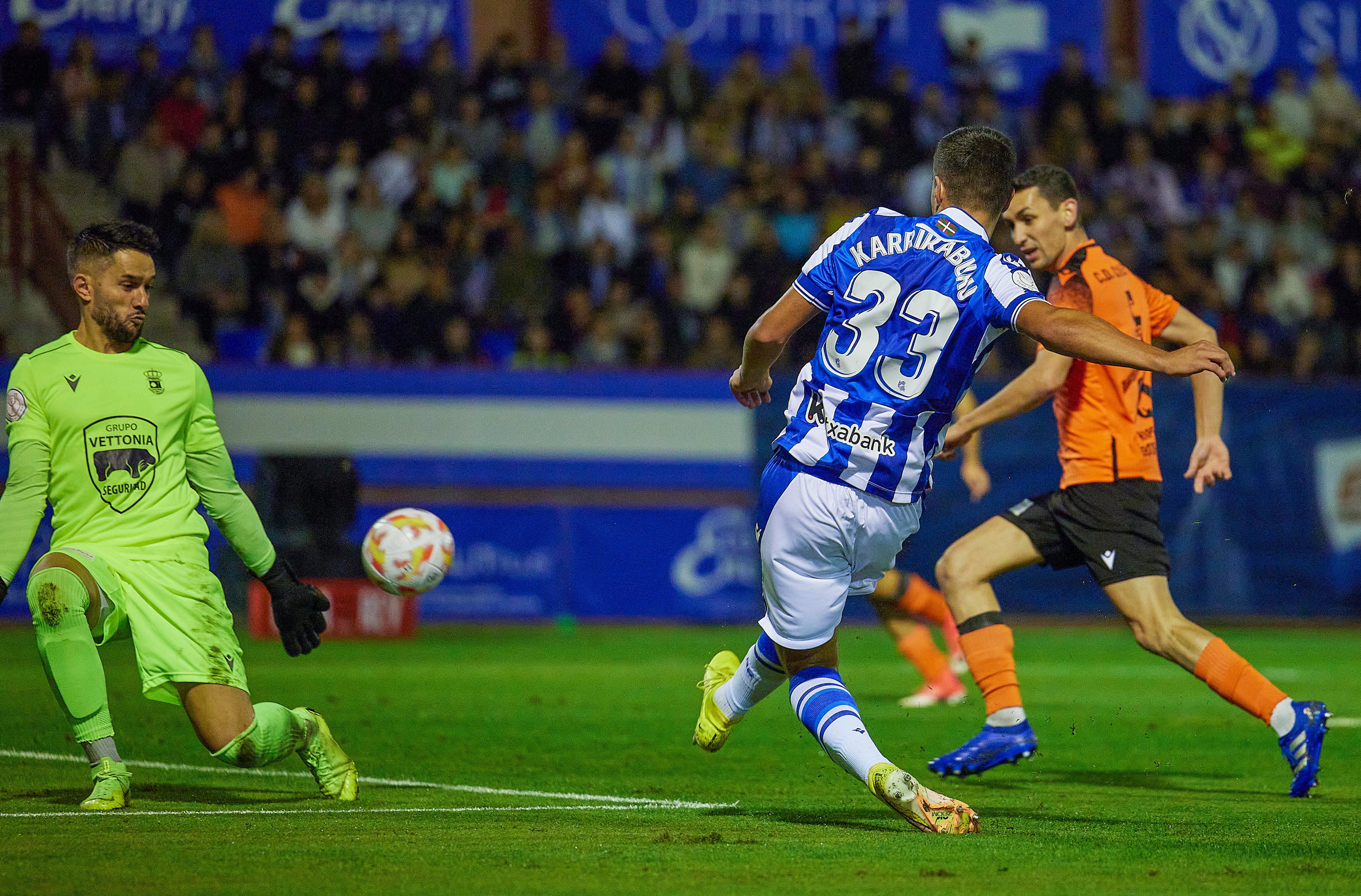 TALAVERA DE LA REINA (TOLEDO), 13/11/2022.- El delantero de la Real Sociedad Jon Karrikaburu (c) chuta a portería durante el partido de la primera ronda de la Copa del Rey disputado este domingo ante el CD Cazalengas en el estadio de El Prado, de Talavera de la Reina (Toledo). EFE/Manu Reino
