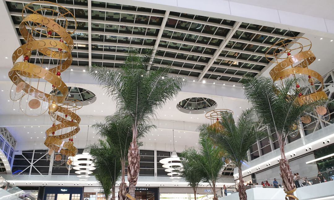 La decoración de Navidad ya luce en el centro comercial Nevada de Armilla (Granada)