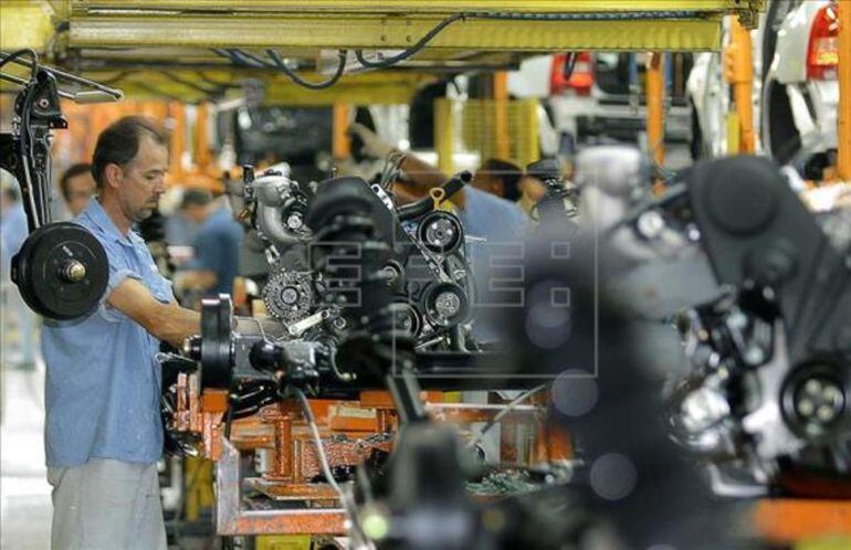 Trabajadores en una fábrica.