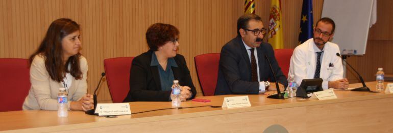 El consejero (el segundo por la derecha) acompañado por otros responsables de la sanidad regional