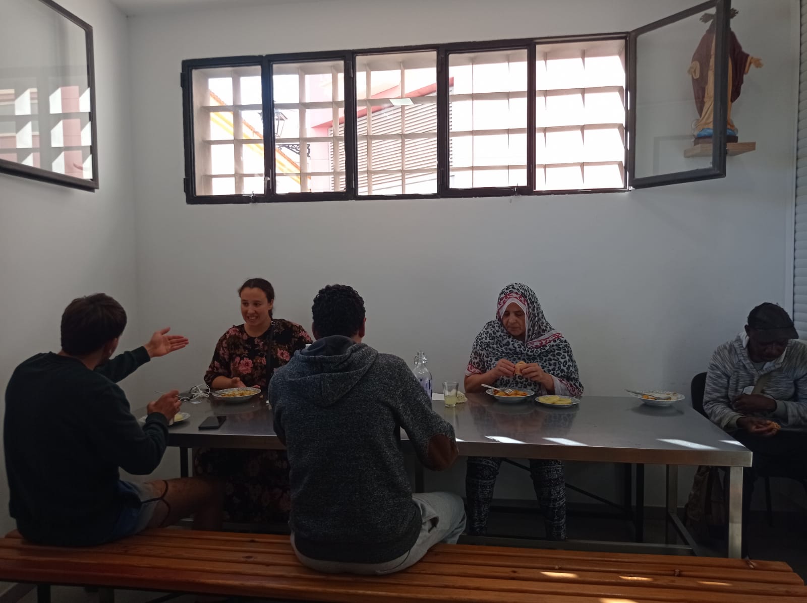 Usuarios del proyecto Elio Hogar Conecta comiendo en el albergue