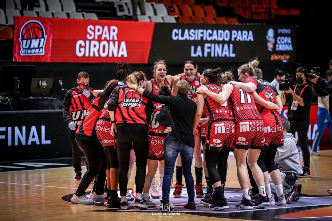 Les jugadores de l'Uni Girona celebrant la classificació per la final.