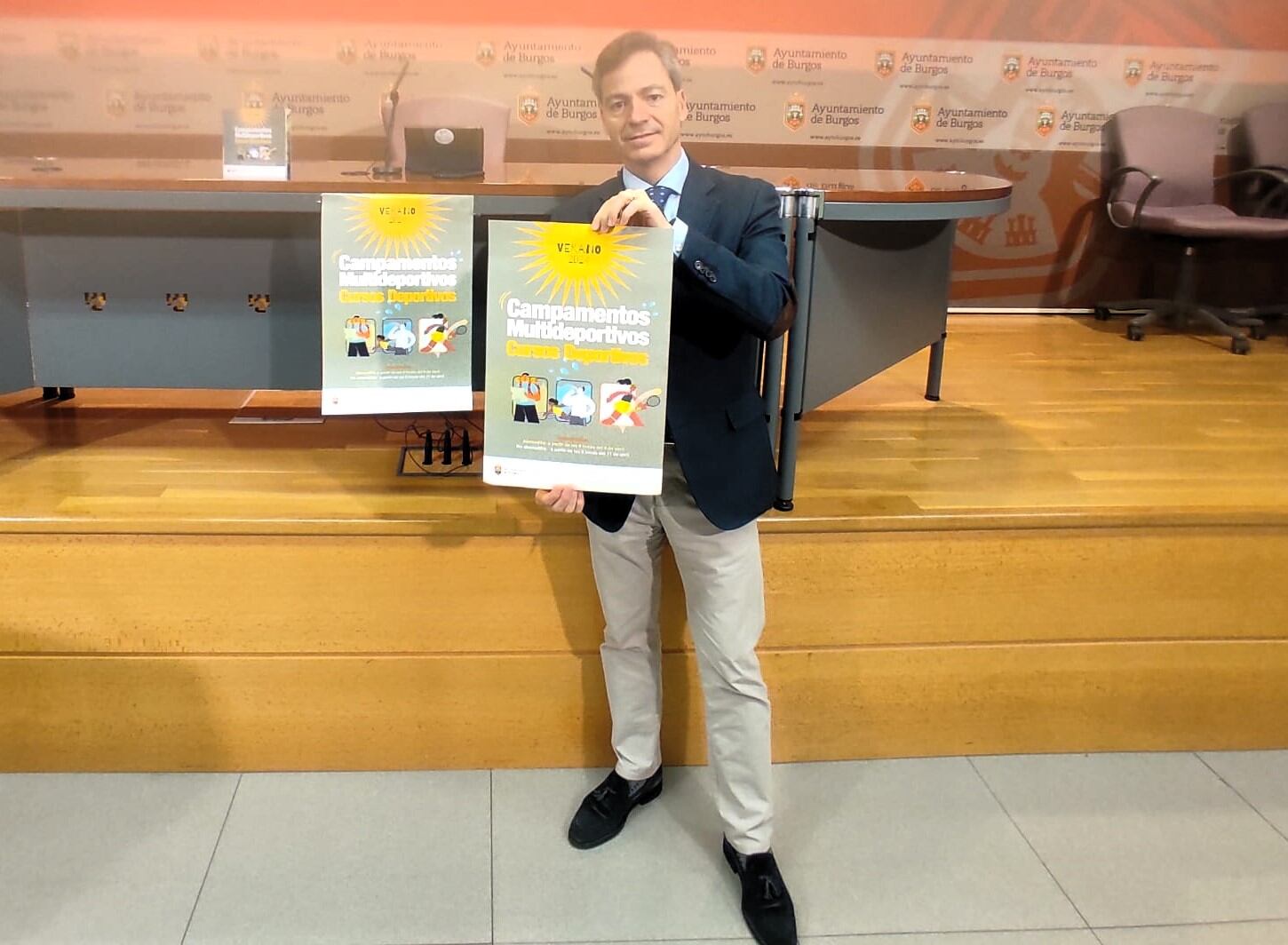 César Barriada, concejal de Deportes del Ayuntamiento de Burgos, presentando los Campamentos Multideporte y los Cursos Deportivos de Verano. / Foto: Radio Castilla