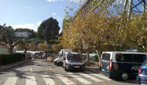 Vehículos de la policía vigilando el entorno del mercadillo de Redondela