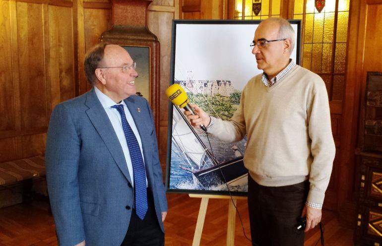 Pedro Aresti entrevista a Cesar Nombela, rector de la UIMP,  en un salón del Palacio de la Magdalena   