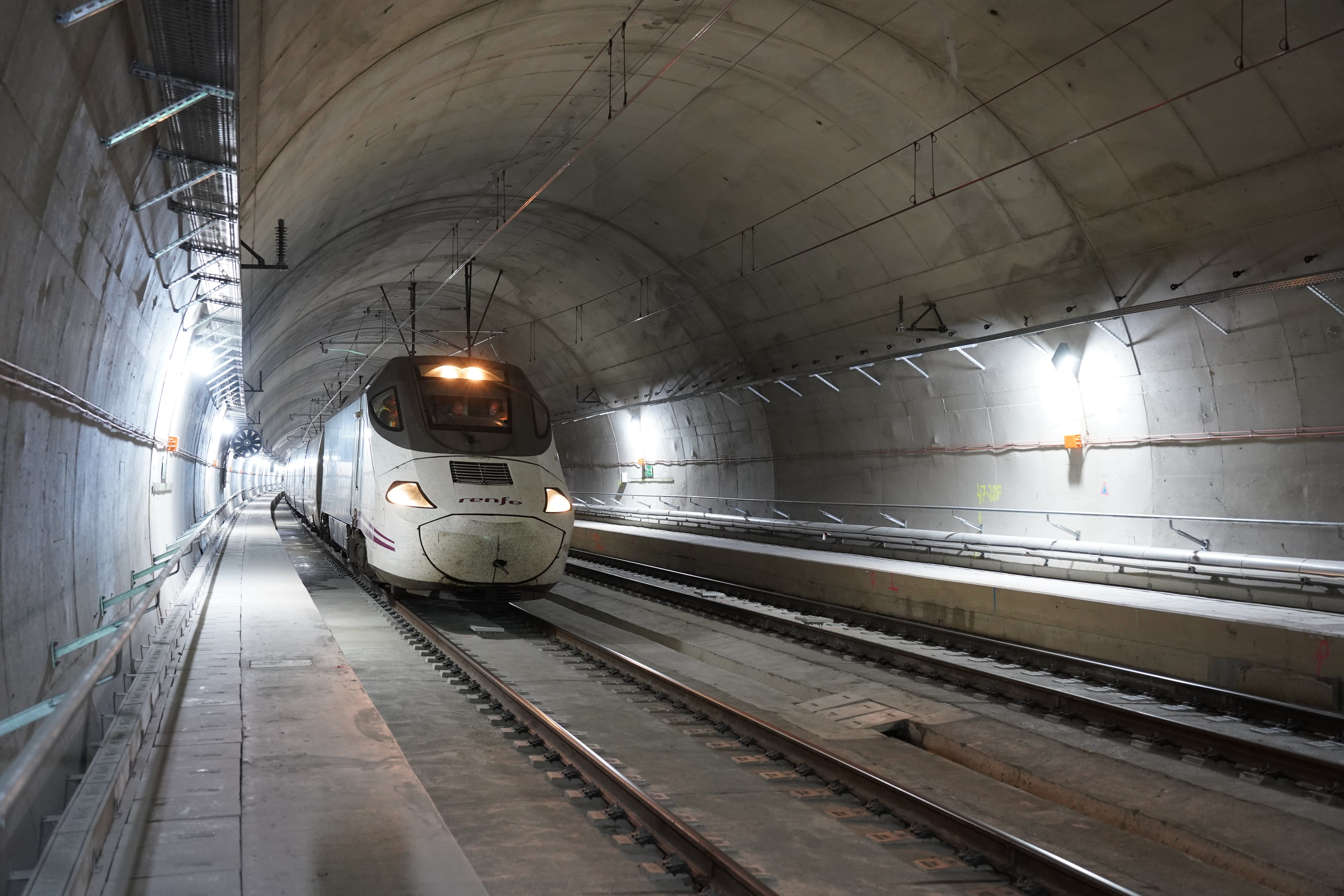 Un tren circula por el túnel de Pajares durante las pruebas de fiabilidad de la variante.