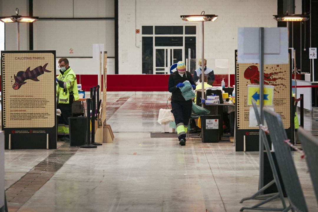 Profesionales sanitarios se preparan para realizar test de antígenos o PCR de detección del COVID-19 al Recinto ferial de Navarra (REFENA), Pamplona, Navarra