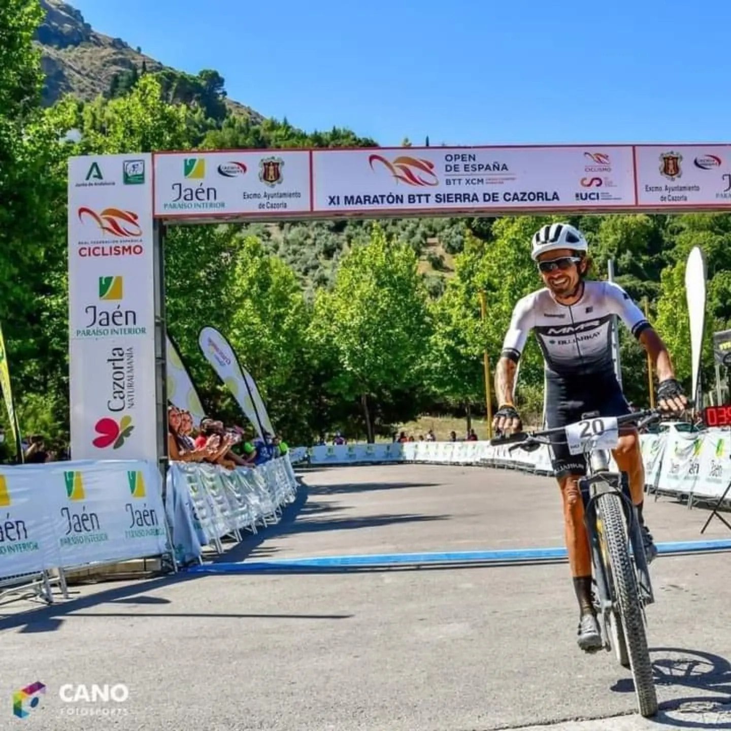 Triki Beltrán llegando a meta en una edición anterior de la Maratón BTT Sierra de Cazorla.