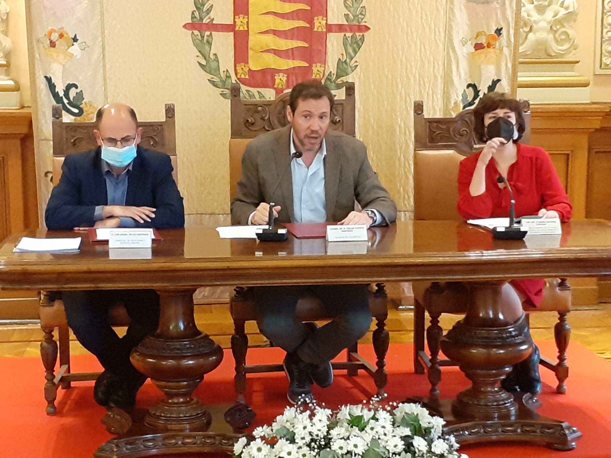 Óscar Puente , en el centro, en una rueda de prensa