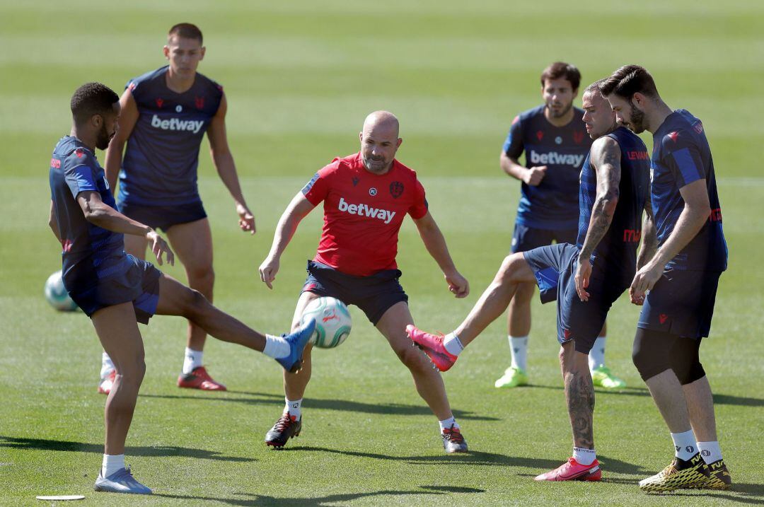 Los jugadores del Levante juegan con el balón en la ciudad deportiva de Buñol durante la Fase 3 de los entrenamientos tras el confinamiento. 