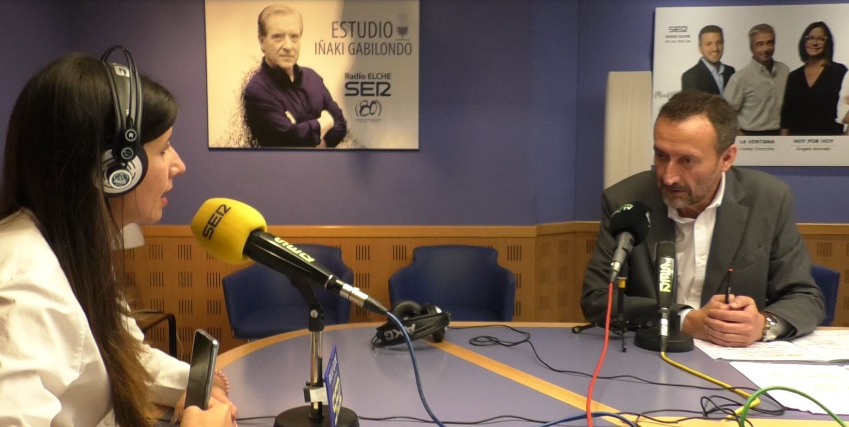 Carlos González, alcalde de Elche, en los estudios de Radio Elche Cadena Ser