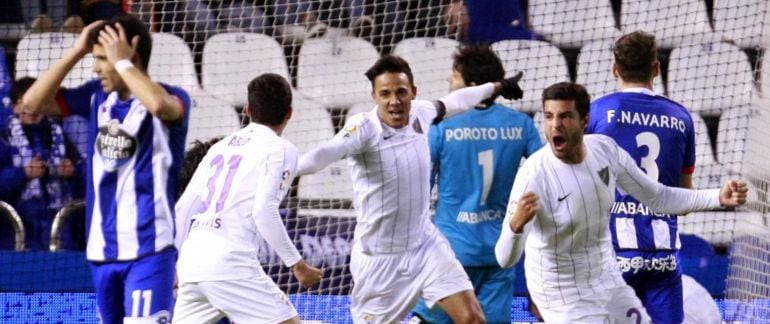 Los jugadores del Málaga CF celebran el empate definitivo 3-3 frente al Deportivo.