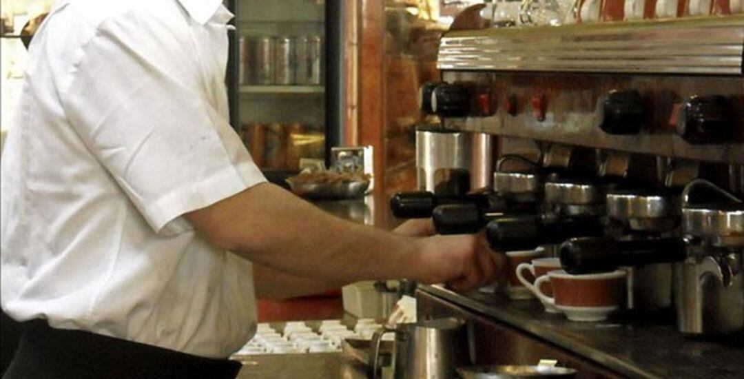 Camarero preparando café