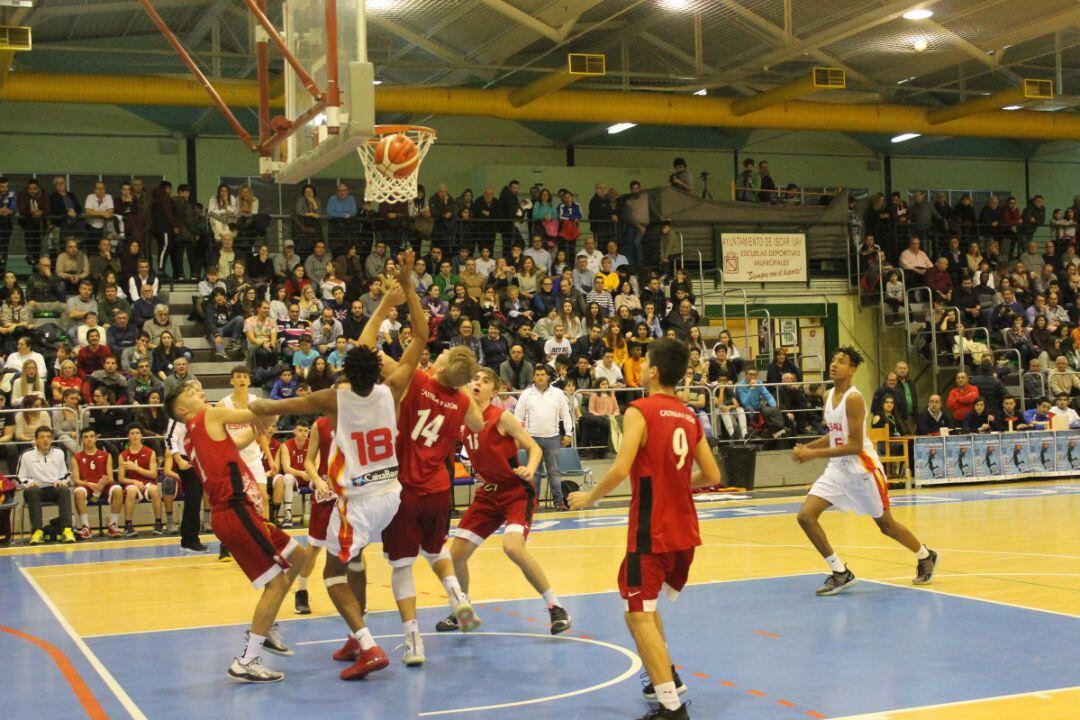 El Torneo de Baloncesto aglutina en Íscar a los aficionados durante el fin de semana