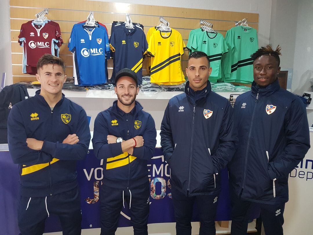 Chinchilla, Miguelito, Chendo y Anaba posan en la nueva tienda del club