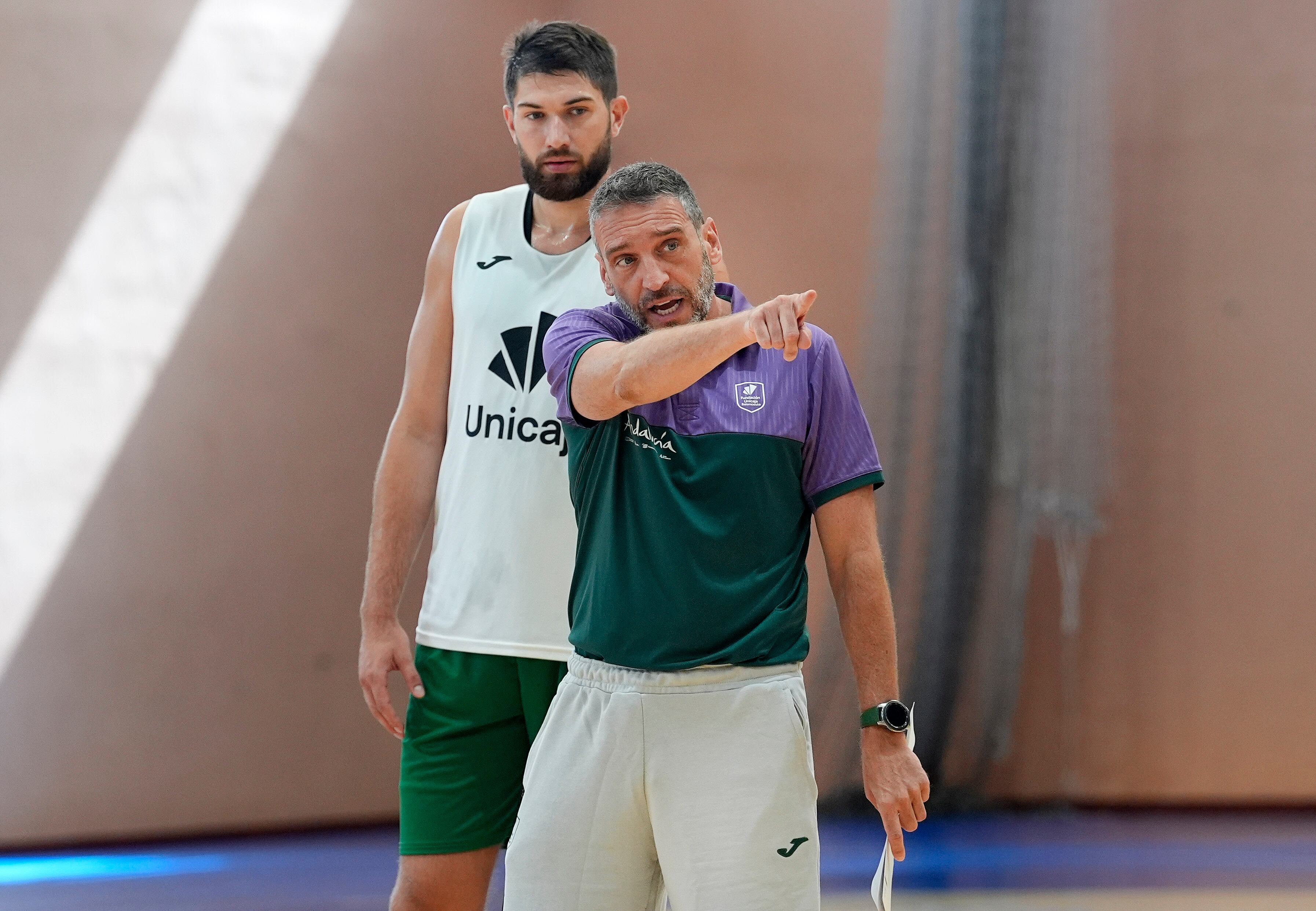 Ibon Navarro dando indicaciones en un entrenamiento del Unicaja/ Unicaja Photo Press