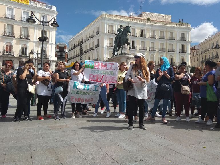 Concentración de familias afectadas por la suspensión y retirada de la RMI, ante la Puerta del Sol.