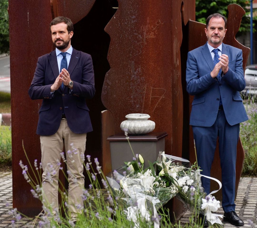 El presidente del Partido Popular, Pablo Casado (2d), y el candidato de esta formación política a las elecciones vascas del próximo 12 de julio, Carlos Iturgaiz (d), asisten este viernes en Ermua (Bizkaia) a una ofrenda floral en recuerdo del concejal del PP asesinado por ETA Miguel Ángel Blanco. 