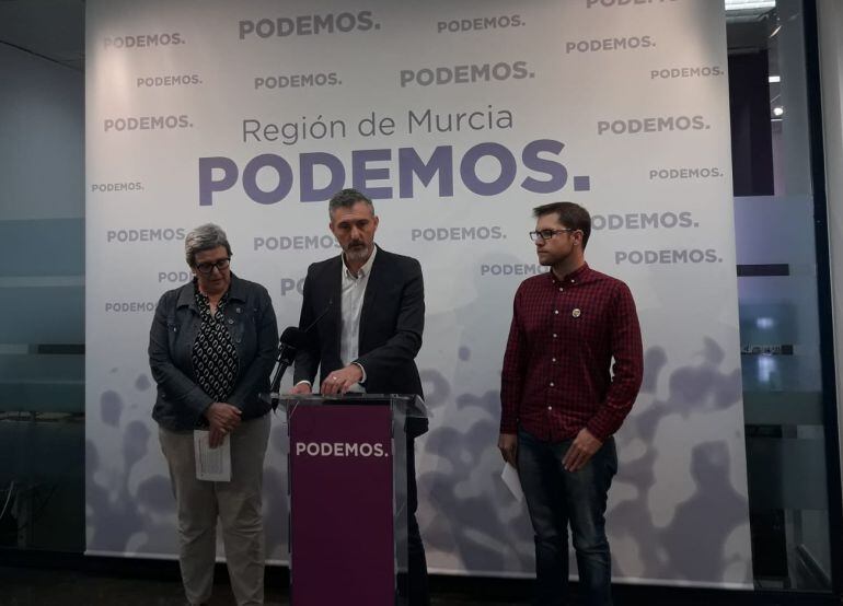 El secretario general de podemos, Oscar Urralburu, anuncia que van a pedir la reprobación de la consejera de Educación, Martínez-Cachá