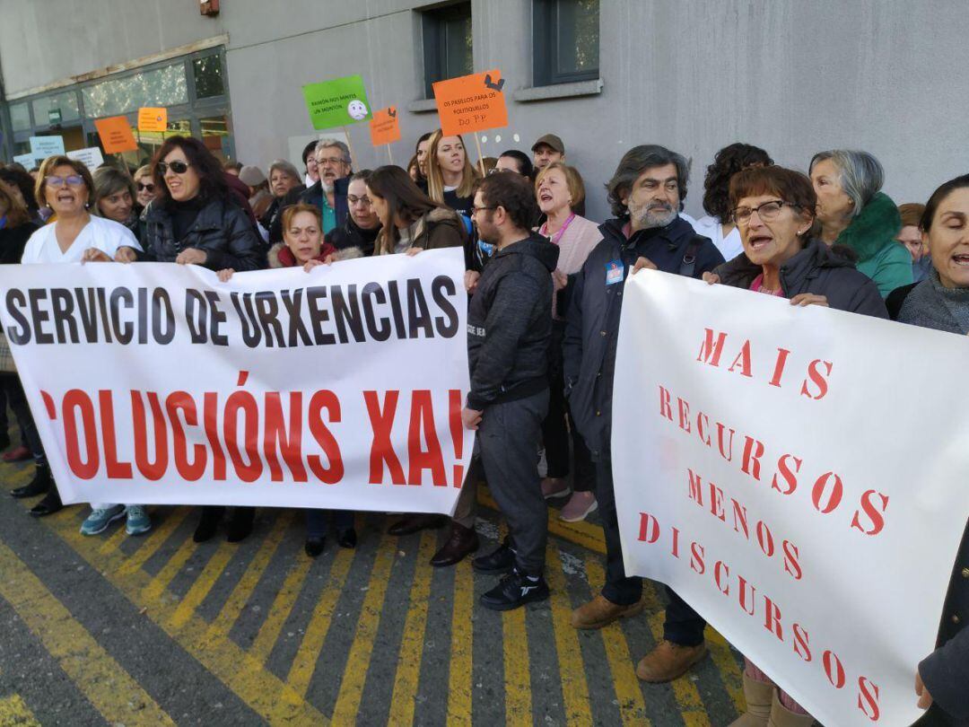 Los sindicatos sanitarios se concentraron esta mañana en la puerte de Urgencias del Hospital Montecelo para pedir la dimisión del gerente del Área sanitaria Pontevedra-Salnés
