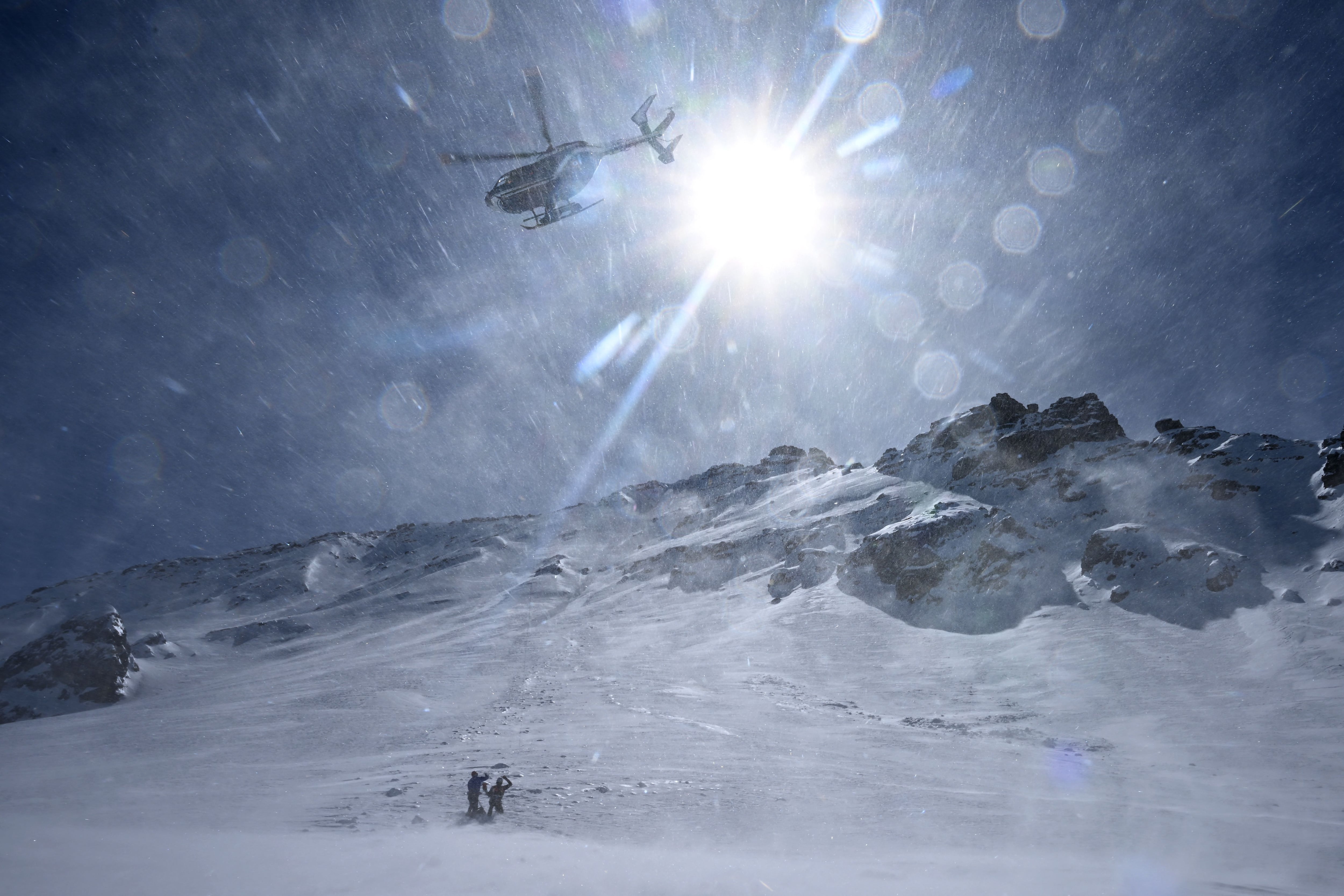 Dos personas son evacuados en helicóptero durante un ejercicio de avalanchas, el 16 de marzo de 2023, cerca de Briancon, Alpes franceses.. (Photo by Nicolas TUCAT / AFP) (Photo by NICOLAS TUCAT/AFP via Getty Images)