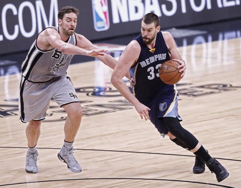 Marc lleva el balón ante Pau