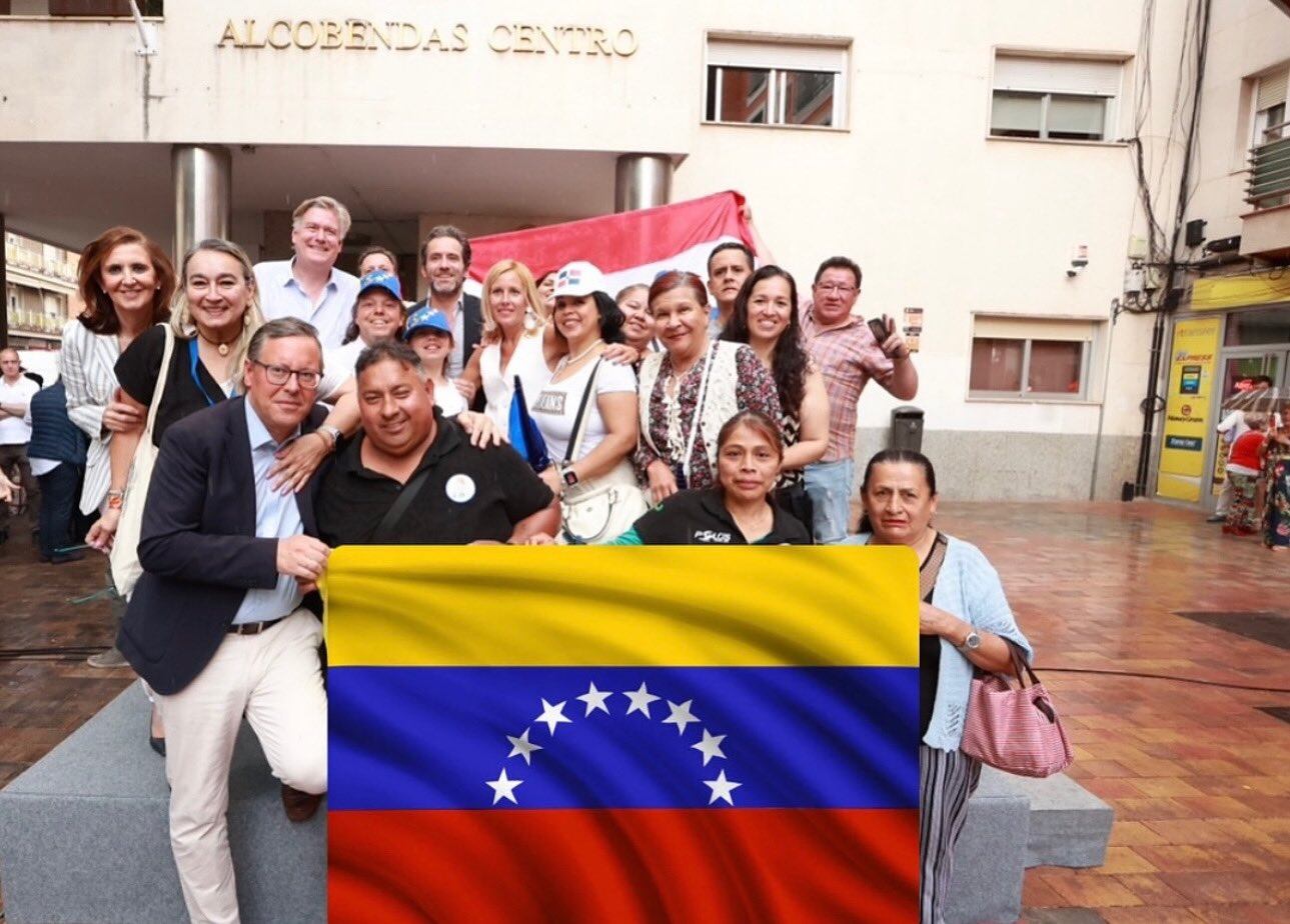 Rocío García Alcántara y Alfonso Serrano, con vecinos de Alcobendas procedentes de Venezuela