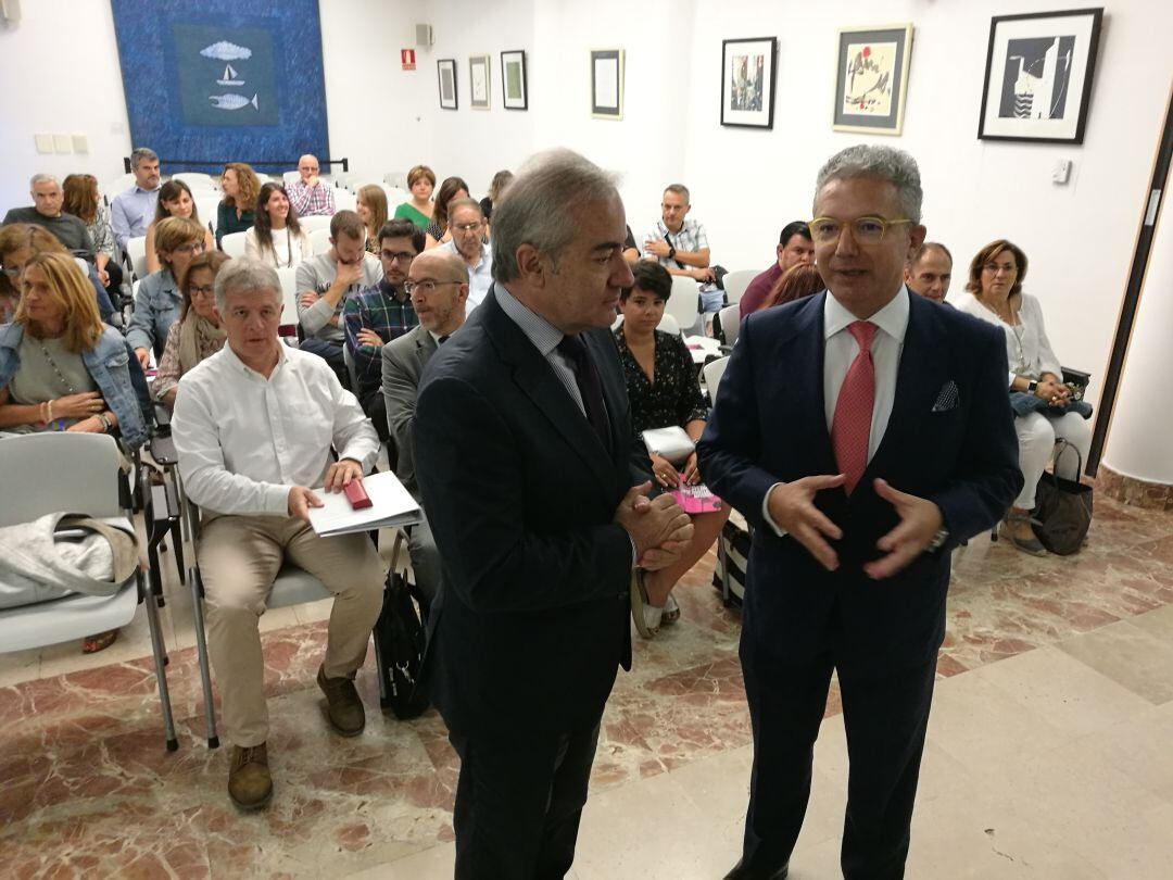 Agustín Sigüenza junto a Pedro Palomo en la casa del Sello donde se ha realizado el taller sobre la FP Dual