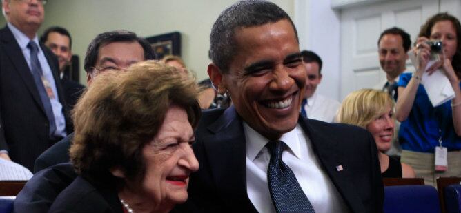 Helen Thomas junto al presidente de Estados Unidos, Barack Obama, en la celebración del cumpleaños de ambos