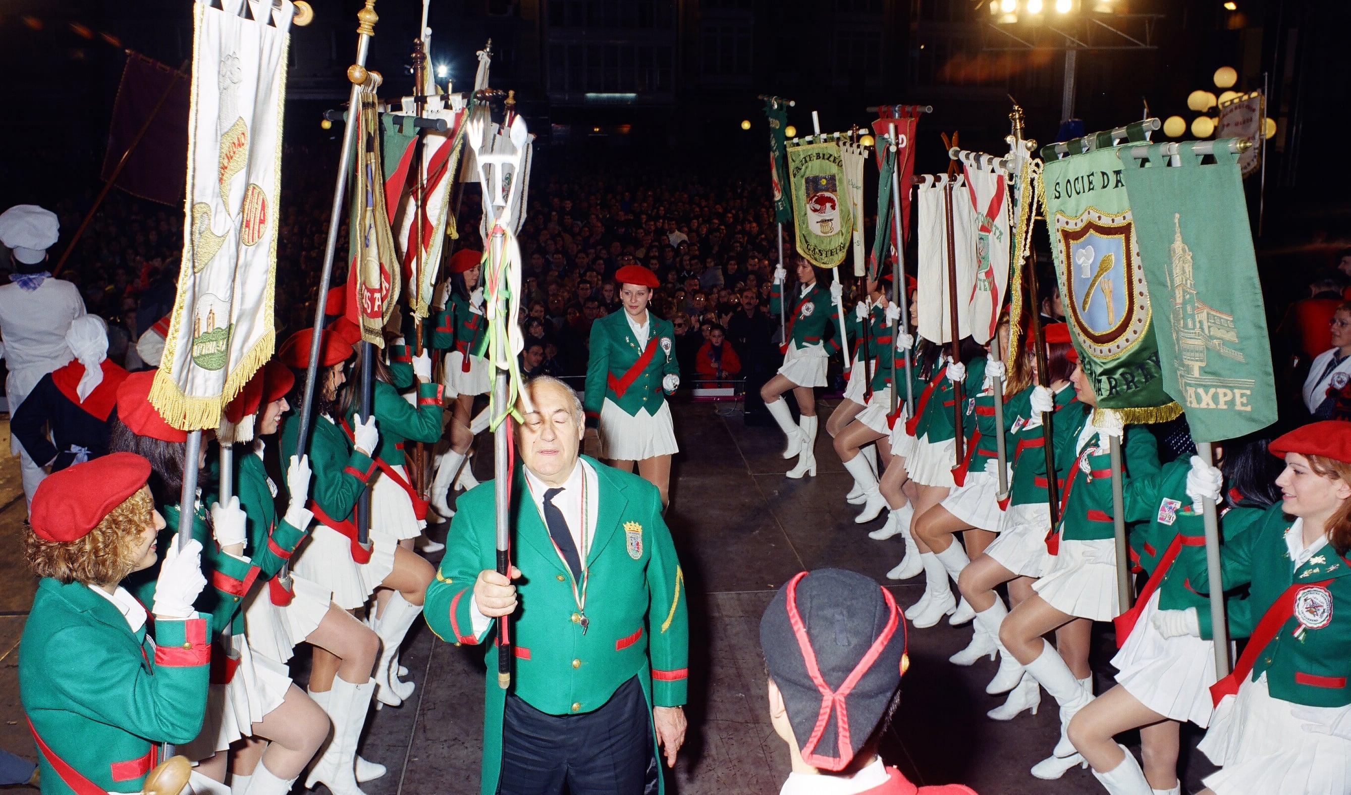 En el centro de la foto Koldo Aristondo, primer tambor mayor de la tamborrada