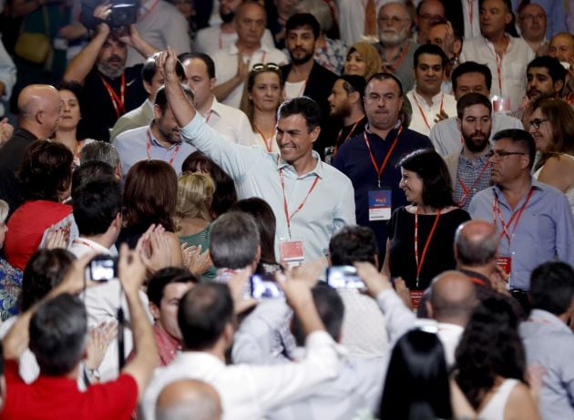 FOTOGALERÍA | El líder del PSOE, Pedro Sánchez, a su llegada al 39 congreso federal de los socialistas este sábado en Madrid.