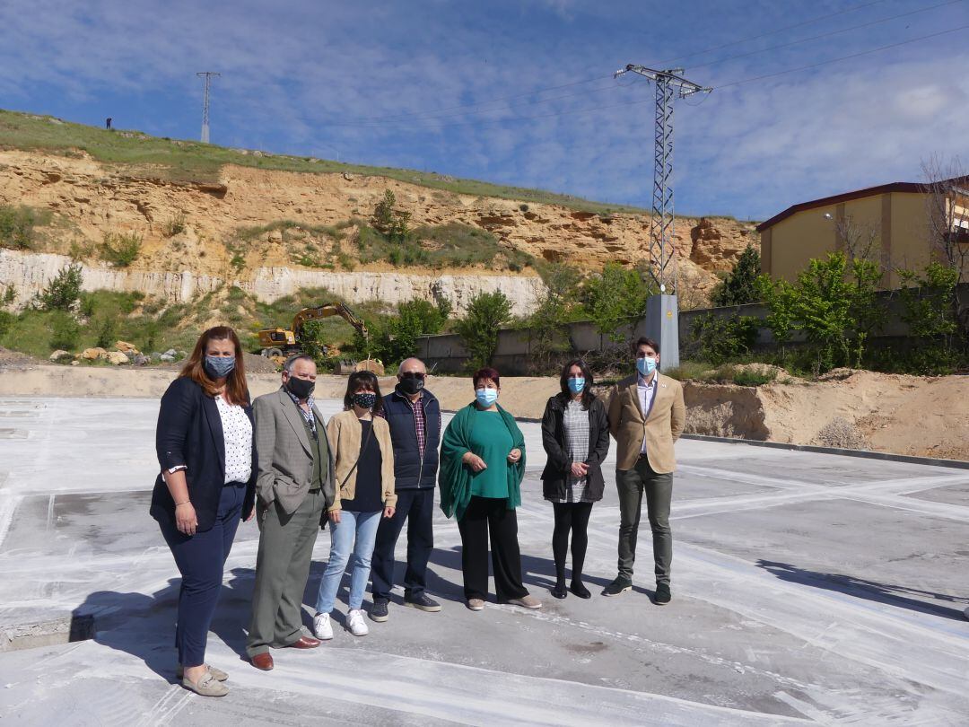 La alcaldesa acompañada de concejales, asociación de vecinos y CEIP Carlos de Lecea