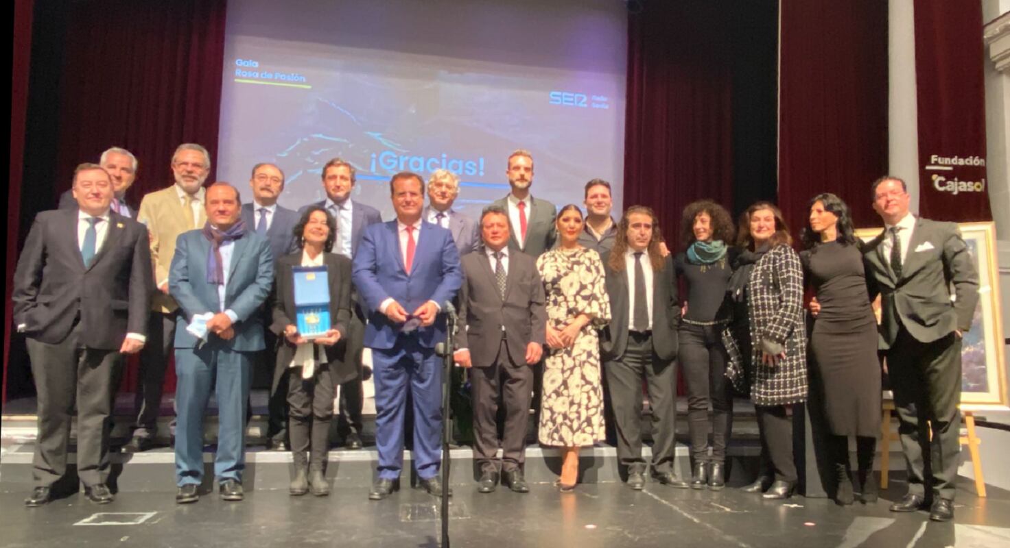 Foto de familia al terminar el acto de la entrega de la Rosa de Pasión de Cruz de Guía 2022